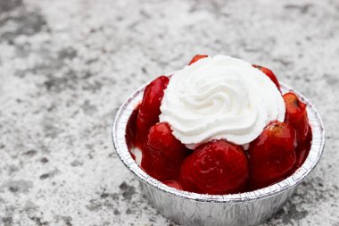 çilek peynir pasta üzerine krema ile