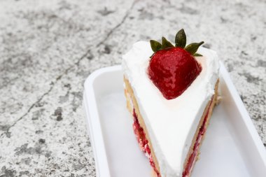 çilek peynir pasta üzerine krema ile