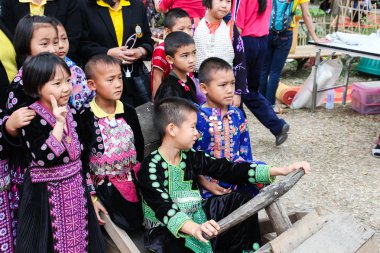 Tayland tepe kabile erkek ve kız geleneksel kostüm
