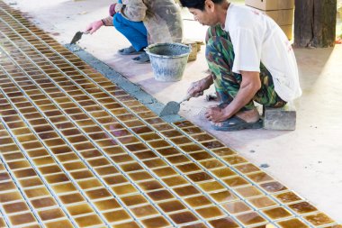 alt katta kahverengi kiremit döşenmesi