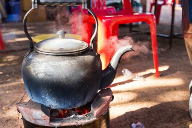 kömür mangal üzerinde su ısıtıcısı