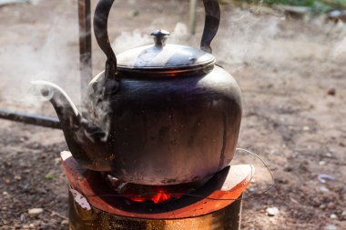 kömür mangal üzerinde su ısıtıcısı