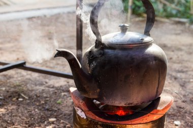 kömür mangal üzerinde su ısıtıcısı