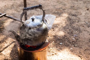 kömür mangal üzerinde su ısıtıcısı