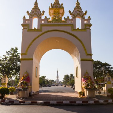 Kemer Pratart Phanom tapınaktan beyaz pagoda görünümünü