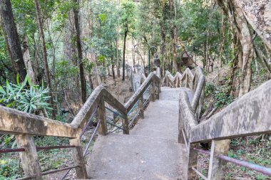 tepeden aşağı ve yukarı çıkmak için merdiven