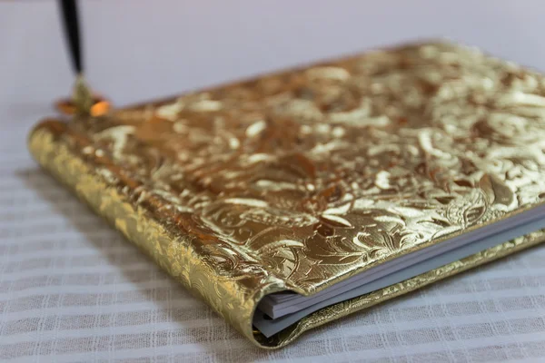Βιβλίο με σκληρό εξώφυλλο χρυσή — Φωτογραφία Αρχείου