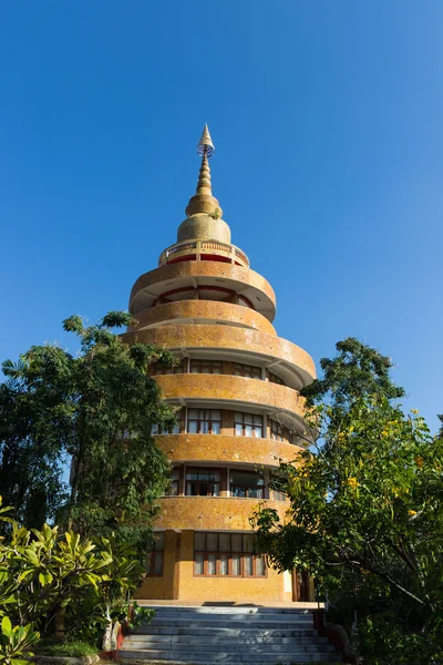 Edificio circular con la pagoda en la parte superior —  Fotos de Stock