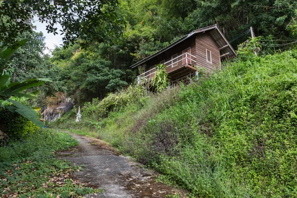 Vecchia casa in legno sulla collina — Foto Stock