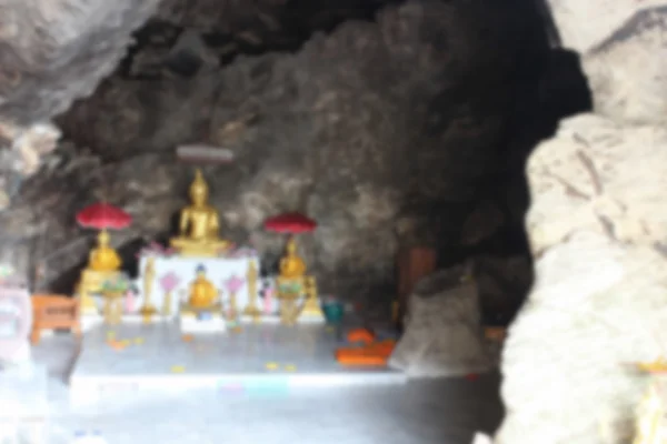 Imagem turva da imagem dourada de buddha na caverna — Fotografia de Stock