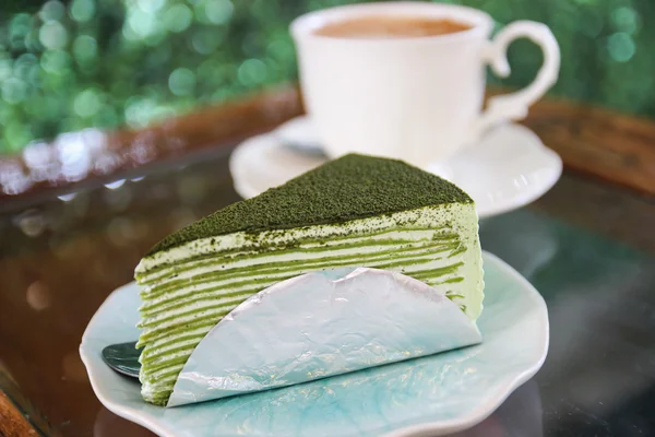 Crepe-Kuchen mit grünem Tee — Stockfoto