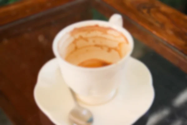 Suddig bild av Tom kaffekopp med kaffe fläcken — Stockfoto