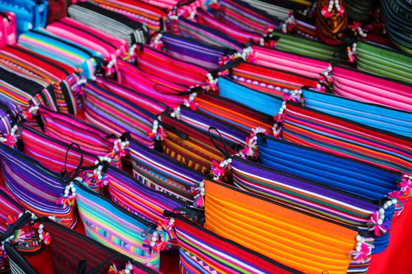 Bolsa de tecido artesanal com diferentes desenhos coloridos — Fotografia de Stock