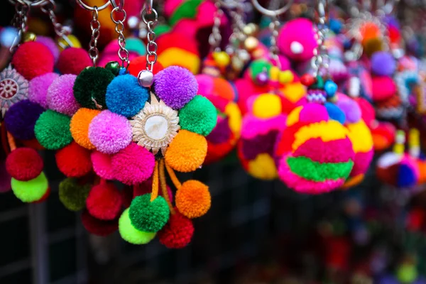 Chaveiro de lembrança artesanal colorido — Fotografia de Stock