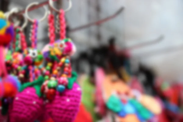 Imagem desfocada do chaveiro colorido lembrança artesanal — Fotografia de Stock
