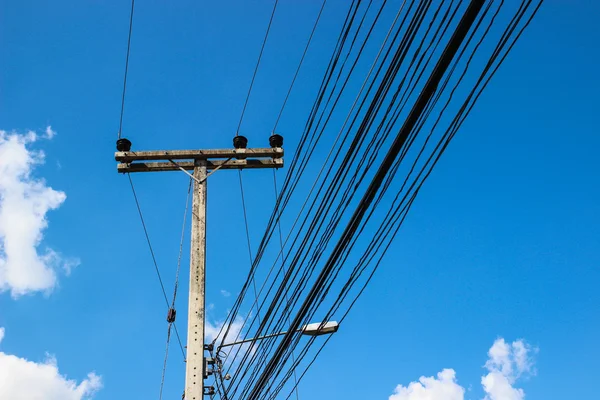 Poteau électrique avec fond bleu ciel — Photo