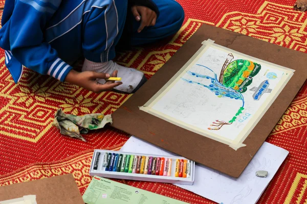 El asiático chico es pintura crayón color en su dibujo para drawi — Foto de Stock