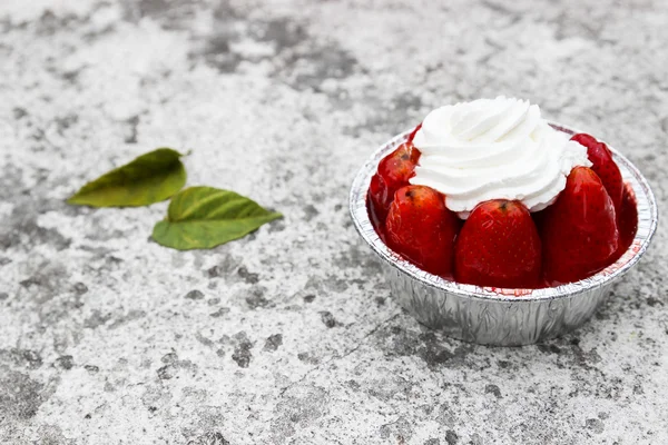 Strawberry cheese cake with cream on top — Stock Photo, Image