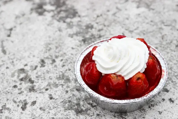 Strawberry cheese cake with cream on top — Stock Photo, Image