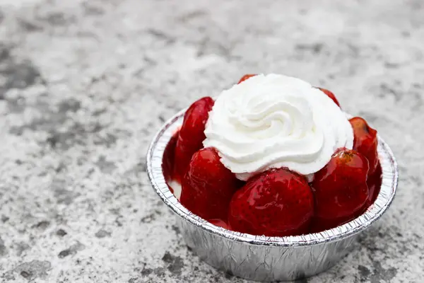 Erdbeerkäsekuchen mit Sahne drauf — Stockfoto