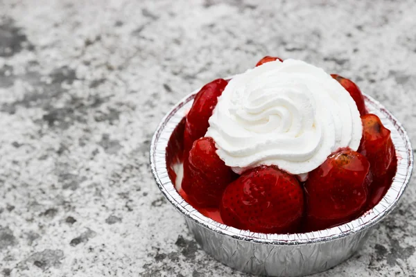 Pastel de queso fresa con crema en la parte superior —  Fotos de Stock