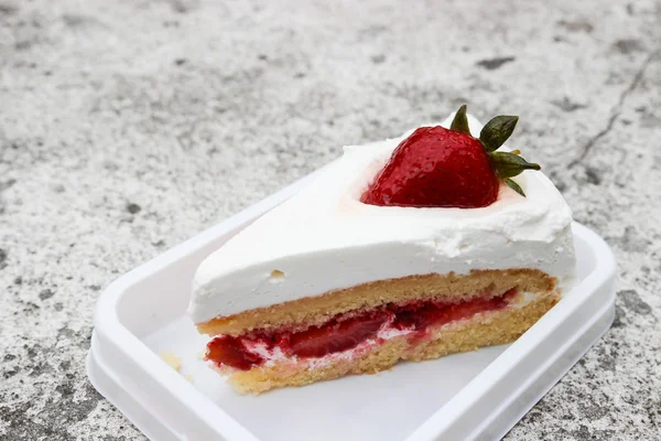 Gâteau au fromage aux fraises avec crème sur le dessus — Photo