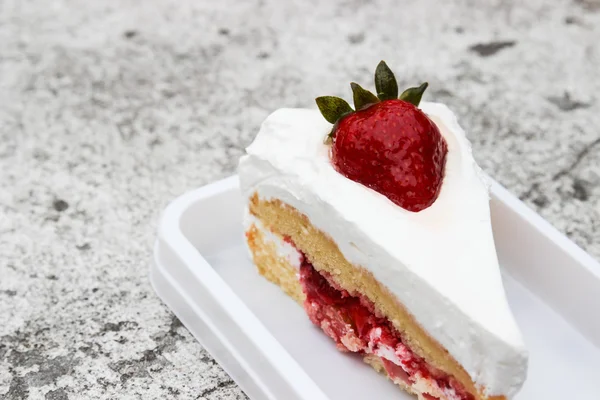 Bolo de queijo de morango com creme em cima — Fotografia de Stock