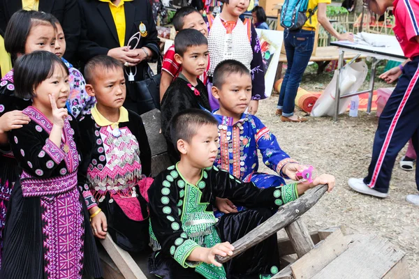 Таїланд Хілл племені хлопчик і дівчинка з традиційний костюм — стокове фото