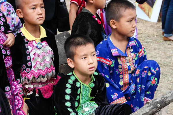 Мальчик из племени Таиланд Хилл в традиционном костюме — стоковое фото