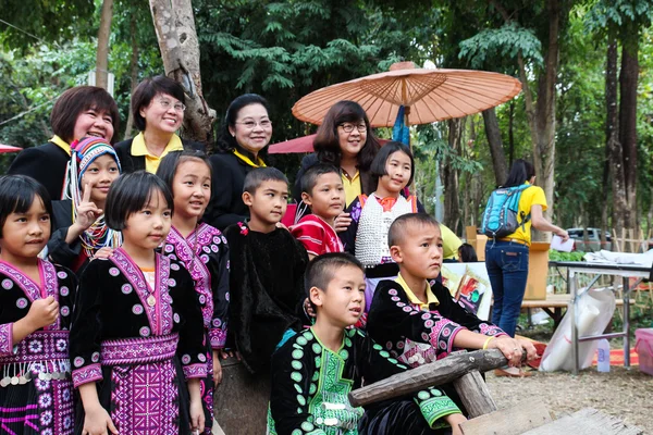 Thailand colline tribu garçon et fille avec costume traditionnel — Photo