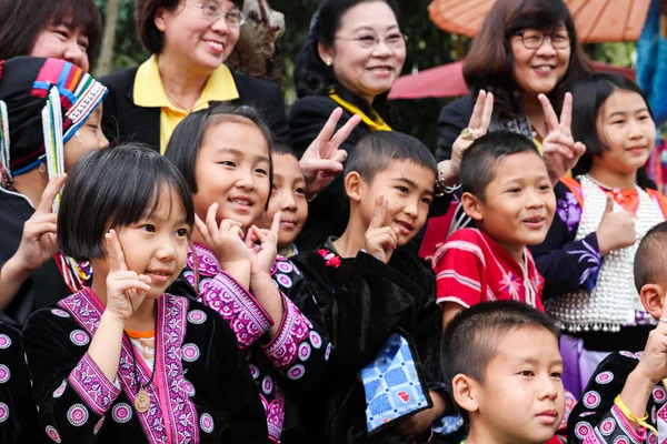 Thailand heuvel stam jongen en meisje met traditionele kostuum — Stockfoto