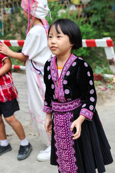 Tailandia colina tribu chica con traje tradicional — Foto de Stock