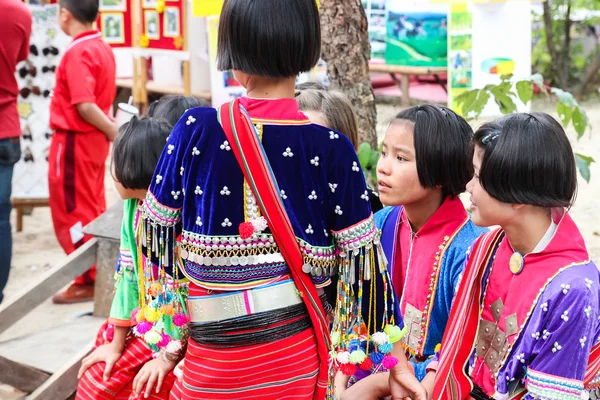 Thailändisches Bergmädchen mit traditioneller Tracht — Stockfoto