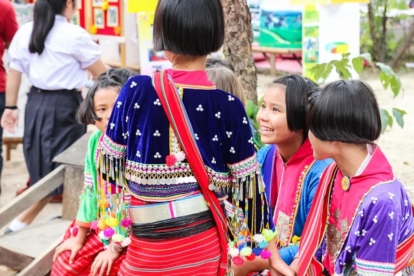 Tailandia colina tribu chica con traje tradicional — Foto de Stock