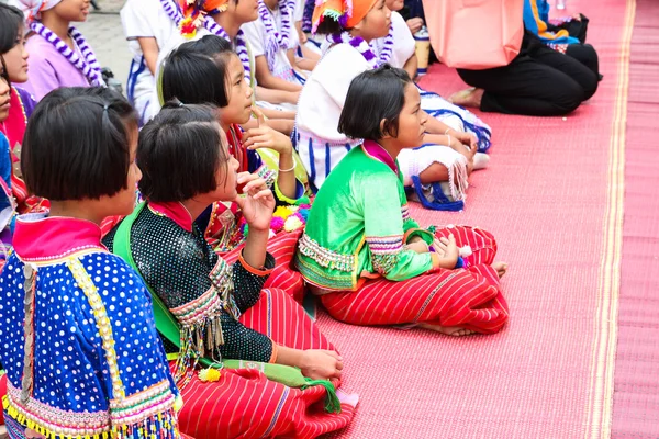 Thailand colline tribu fille avec traditionnel costume — Photo
