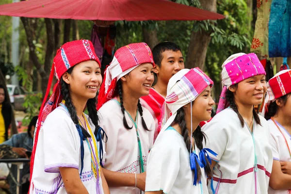 Thailändisches Bergmädchen mit traditioneller Tracht — Stockfoto