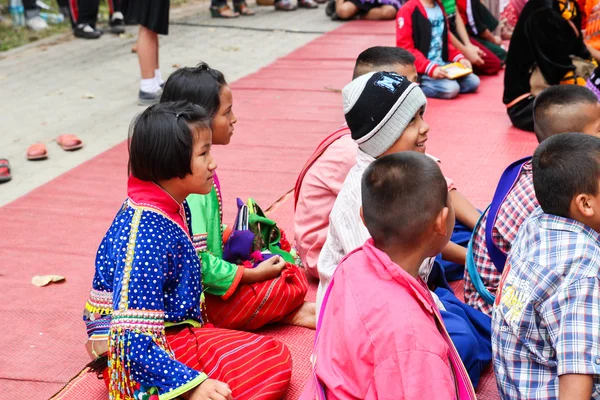 Tailandia colina tribu chica con traje tradicional — Foto de Stock