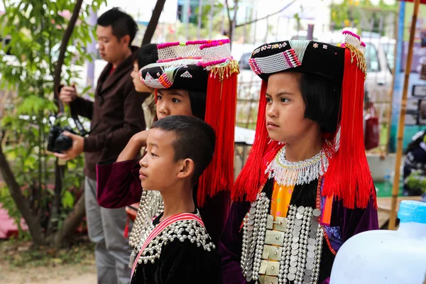 Thailand colline tribu fille et garçon avec traditionnel costume — Photo