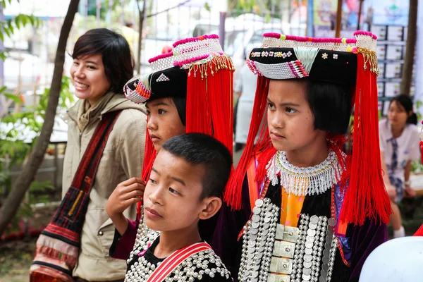 Mädchen und Jungen des thailändischen Bergstammes mit traditioneller Tracht — Stockfoto
