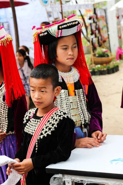 Tayland tepe kabile kız ve erkek geleneksel kostüm — Stok fotoğraf