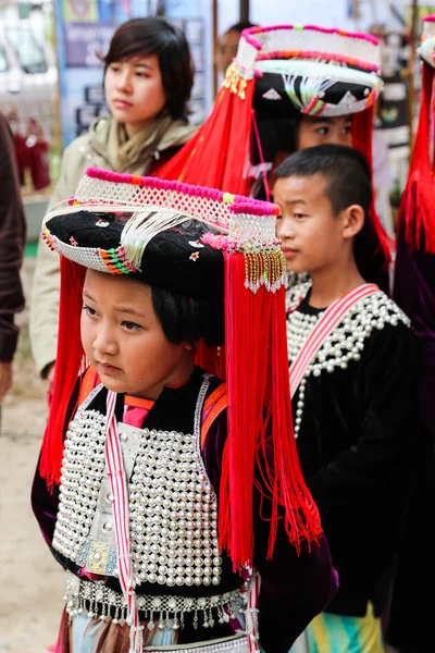 Thailand colline tribu fille et garçon avec traditionnel costume — Photo