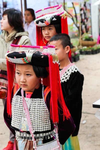 Thailand colline tribu fille et garçon avec traditionnel costume — Photo