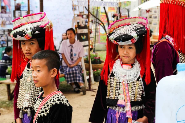 Thailand colline tribu fille et garçon avec traditionnel costume — Photo