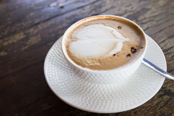 Tasse de café cappuccino chaud avec latte art en forme de coeur — Photo