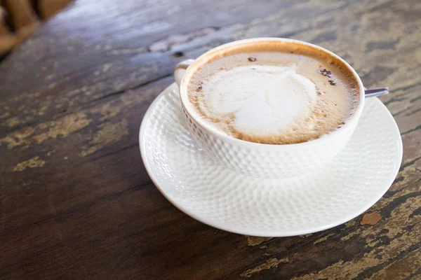 Kopje warme cappuccino koffie met hart vorm latte art — Stockfoto