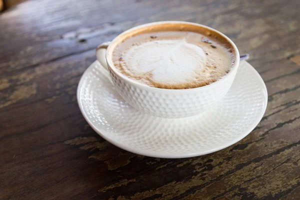 Tasse de café cappuccino chaud avec latte art en forme de coeur — Photo