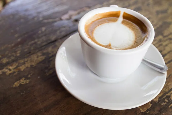 Tasse de moka chaud avec latte art en forme de coeur — Photo