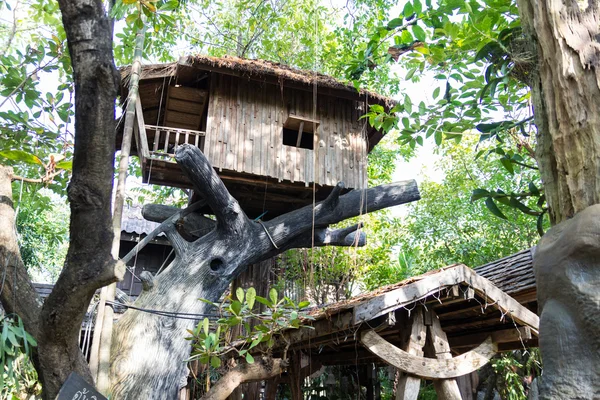 Casa in legno su albero finto — Foto Stock