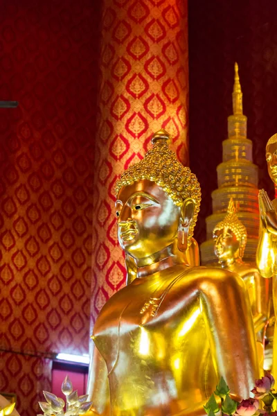 Statuie buddha de aur în biserica asiatică — Fotografie, imagine de stoc