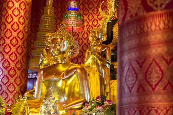 Gouden Boeddhabeeld in de Aziatische kerk — Stockfoto